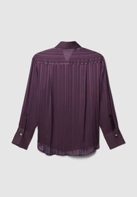 Dunkellila Bluse mit langen Ärmeln, vertikalen Streifen, knöpfbaren Manschetten und leicht durchscheinendem Material, von hinten auf einem weißen Hintergrund dargestellt.