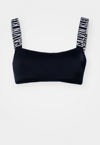 Schwarzer BH mit glatter Textur, ausgestattet mit breiten Trägern, die mit "CALVIN KLEIN" in weißem Text verziert sind. Minimalistisches Design, rechteckige Form.