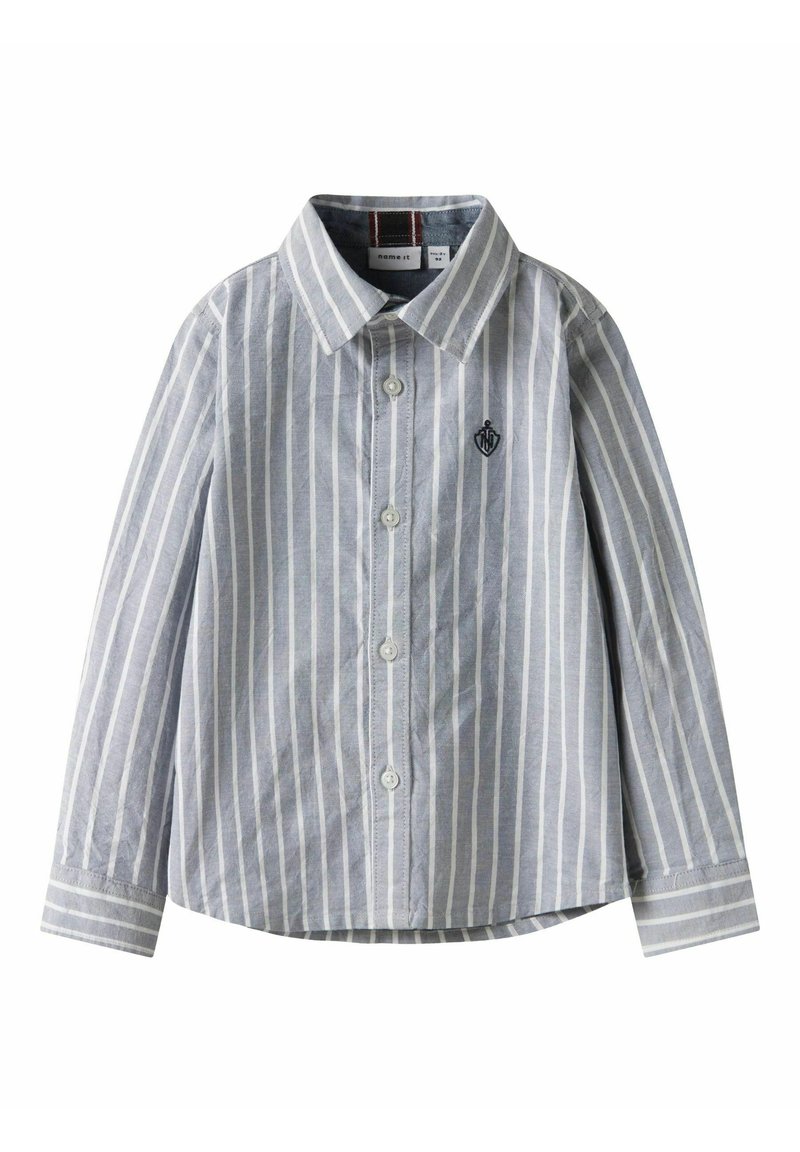 Camicia a maniche lunghe, blu chiaro e bianca, a righe verticali, con colletto e piccolo logo ricamato sul lato sinistro del petto.
