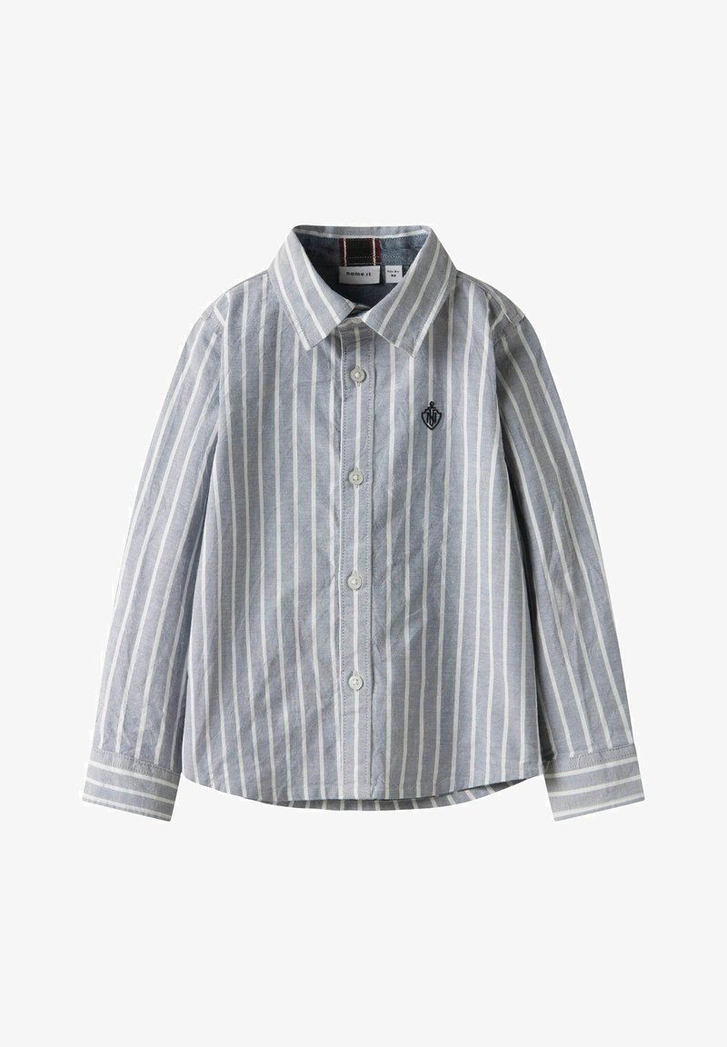 Camicia a maniche lunghe, blu chiaro e bianca, a righe verticali, con colletto e piccolo logo ricamato sul lato sinistro del petto.
