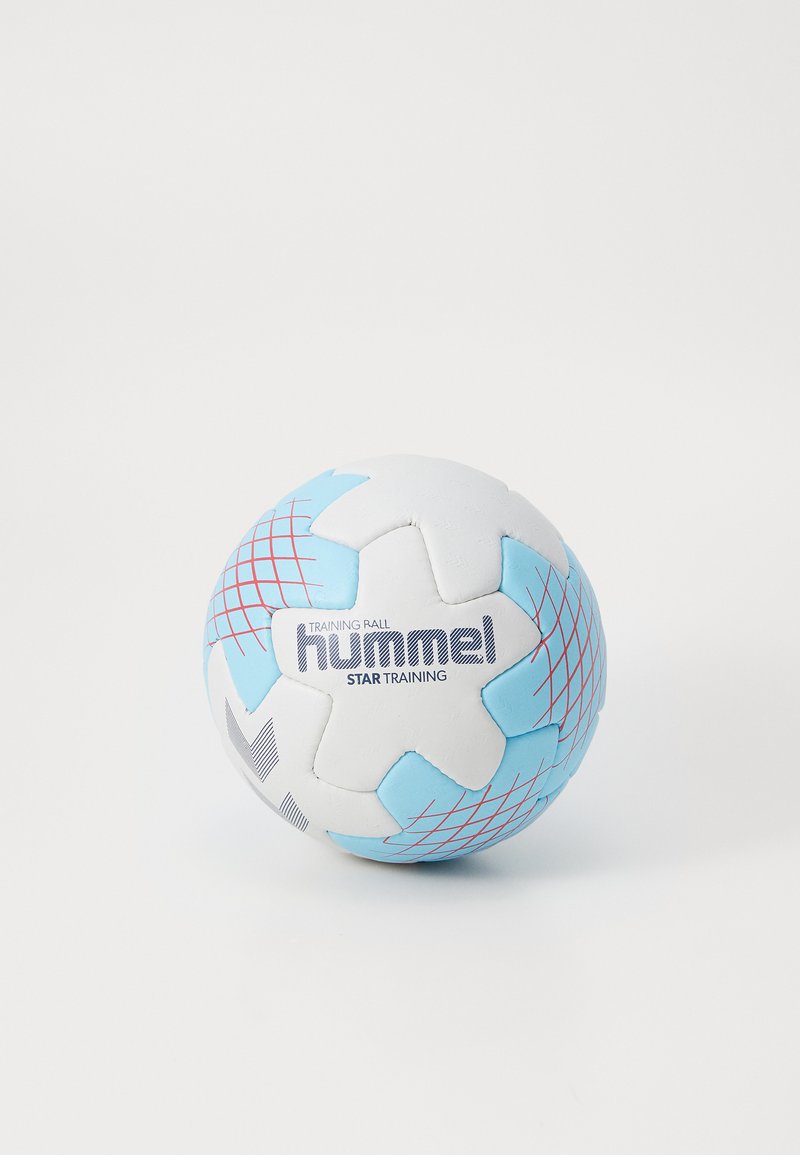 Treniruoklis su tekstūruota balta paviršiumi, kuriame matomi mėlyni šešiakampiai ir raudoni tinkleliai. Ant kamuolio yra ženklas "hummel STAR TRAINING."