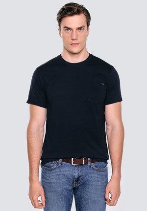 - T-shirt basic