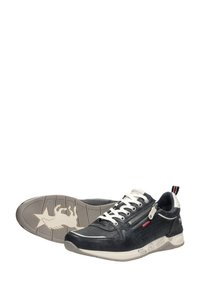 Zapatillas de navy con acentos blancos, cierre con cremallera y suela de goma con un patrón de agarre texturizado. El material es textil y sintético.