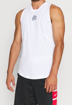 Homme portant un t-shirt de sport blanc sans manches avec un petit logo et un short noir avec des bandes rouges et blanches Nike sur le côté.