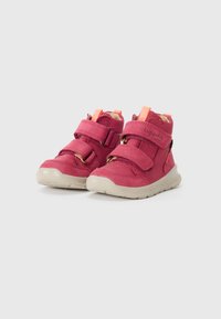 Różowe zamszowe buty typu high-top z pomarańczowymi akcentami, podwójnymi zapięciami na rzep oraz teksturowaną beżową podeszwą dla zapewnienia przyczepności i wsparcia.