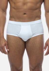 Weiße Baumwoll-Boxershorts mit glatter Textur, ausgestattet mit einem nahtlosen Bund und einem konturierten Beutel-Design für optimale Passform und Unterstützung.