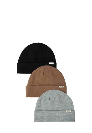 Trzy złożone czapki beanie ułożone pionowo w kolorach czarnym, brązowym i jasnoszarym, każda z małą prostokątną metką na mankiecie.