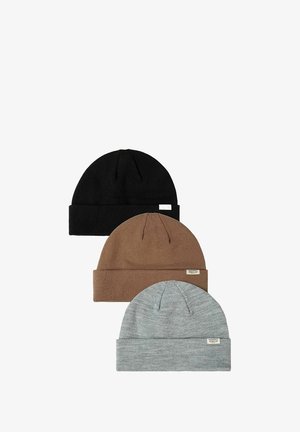 Trei căciuli beanie pliate, așezate vertical, în culorile negru, maro și gri deschis, fiecare având un mic etichetă rectangulară pe manșetă.