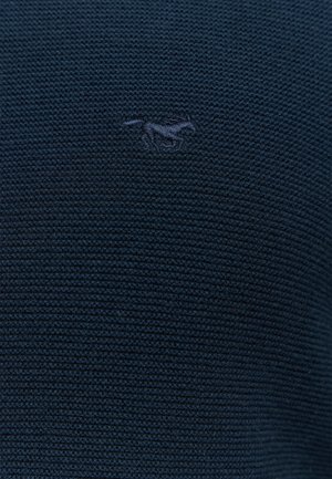 Suéter de punto azul marino con un patrón texturizado, que presenta un sutil logo bordado en un tono ligeramente más claro en el pecho.