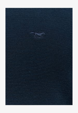 Navy zils adīts džemperis ar teksturētu rakstu, kuram uz krūtīm ir smalks izšūts logotips nedaudz gaišākā tonī.