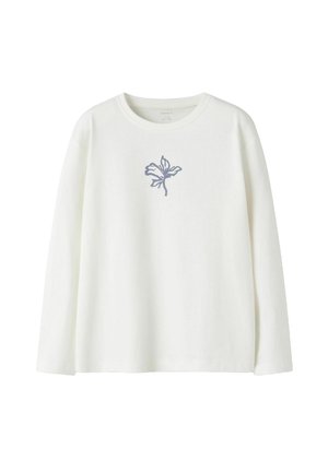 Weißes Langarmshirt mit Rundhalsausschnitt, das auf der Brust ein kleines, einfaches blaues Blumenmotiv in der Mitte zeigt.