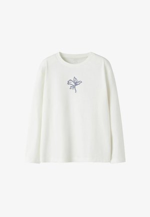 Weißes Langarmshirt mit Rundhalsausschnitt, das auf der Brust ein kleines, einfaches blaues Blumenmotiv in der Mitte zeigt.