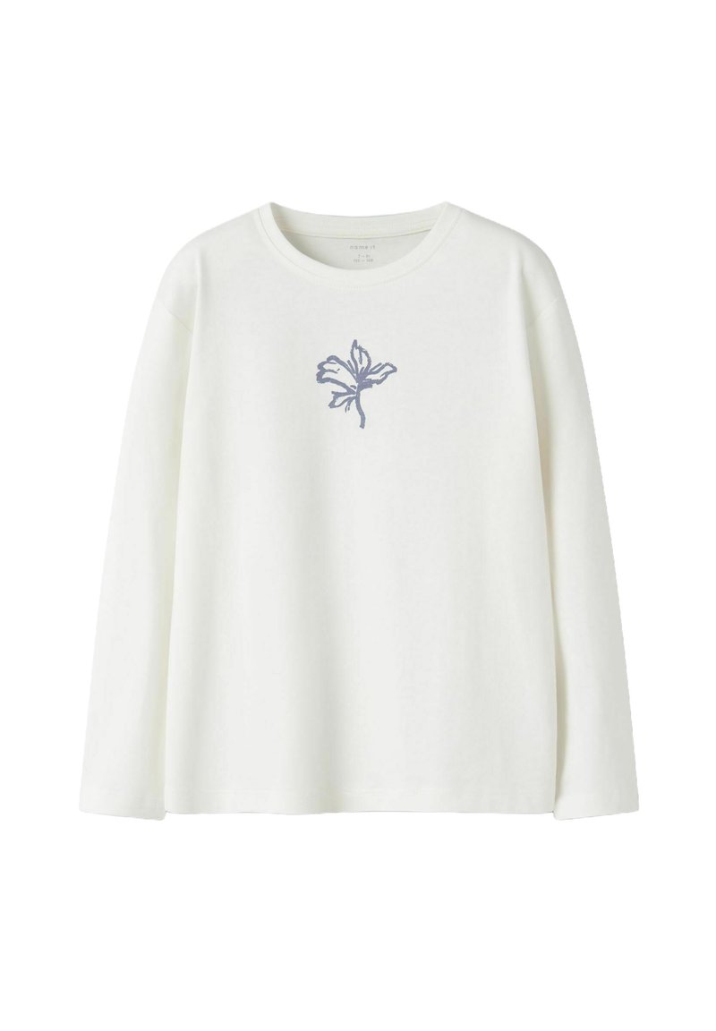 Weißes Langarmshirt mit Rundhalsausschnitt, das auf der Brust ein kleines, einfaches blaues Blumenmotiv in der Mitte zeigt.