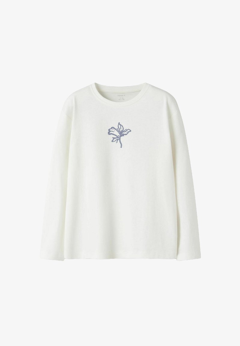 Weißes Langarmshirt mit Rundhalsausschnitt, das auf der Brust ein kleines, einfaches blaues Blumenmotiv in der Mitte zeigt.