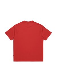 Camiseta roja de manga corta y cuello redondo, vista desde la parte posterior sobre un fondo blanco.