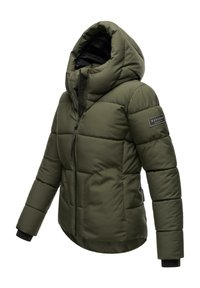 Vadderad olivgrön jacka med huva, med dragkedja fram, sidofickor och svarta detaljer på ärmsluten. Texturerade paneler för isolering.
