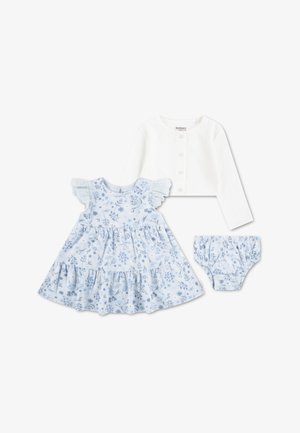 Abito floreale blu con spalle arricciate, design a strati; abbinato a un cardigan bianco a coste e a pantaloncini coordinati. Materiale in cotone.