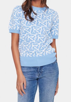 Suéter azul claro de manga corta con un patrón abstracto blanco. Cuello y dobladillo acanalados, hecho de una suave tela texturizada.