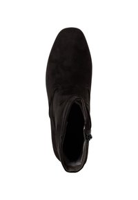 Botín de ante negro hasta el tobillo con punta afilada, cremallera lateral y textura suave. Diseño minimalista sin patrones o acentos visibles.