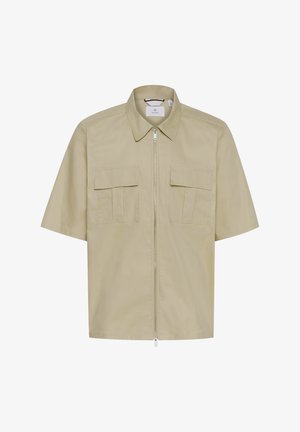 Kratek rokav, svetlo bež jakna iz gladkega materiala, z zadrgo na sprednji strani, koničastim ovratnikom in dvema prsnikoma.