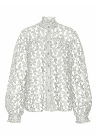 Blouse gris clair avec un motif floral, comprenant un col à volants, une patte de boutonnage sur le devant et des manches bouffantes avec des poignets volantés. Texture semi-transparente.