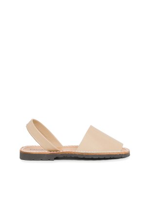 Sandalo slingback beige in pelle con ampia fascetta sulla punta, texture liscia e suola nera a contrasto. Design semplice e minimalista.