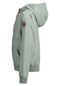 Vaaleanvihreä huppujakku, joka on valmistettu sileästä, vedenkestävästä kankaasta. Varustettu joustavilla hihansuilla, etutaskulla ja oranssilla vetoketjuyksityiskohdalla.