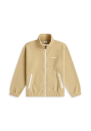 Beige fleecevest met volledige ritssluiting, opstaande kraag, twee voorzakken, elastische manchetten en zoom, en klein wit logo op de linkerborst.