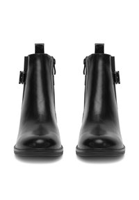 Čierne kožené členkové čižmy s hladkým povrchom, so bočnými zipsami a obdĺžnikovou kovovou ozdobou na vonkajšej strane členka. Ploché podrážky.