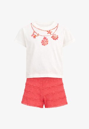 Wit shirt met korte mouwen met een roze kettingprint met zee-thema, gecombineerd met koraalroze gelaagde kanten shorts voor zomerkleding voor kinderen.