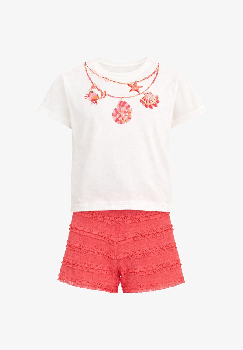 Wit shirt met korte mouwen met een roze kettingprint met zee-thema, gecombineerd met koraalroze gelaagde kanten shorts voor zomerkleding voor kinderen.