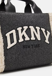 DKNY HADLEE TOTE - Bolso de mano - gray combo