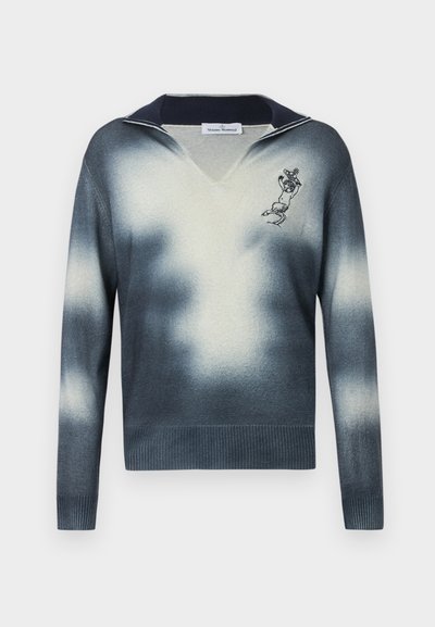 Πουλόβερ με V λαιμόκοψη σε βαθμιαία μετάβαση από ναυτικό μπλε σε εκρού, με rib μανσέτες και τελείωμα, διακοσμημένο με κεντημένη φιγούρα στο αριστερό στήθος.