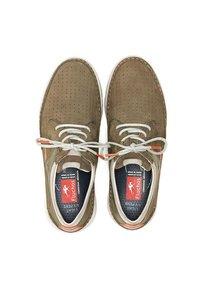 Zapatos de ante marrón con detalles perforados, cordones blancos y acentos naranjas. Cuentan con suela de goma y forro interior de marca.