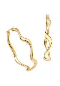 Et par guldøreringe med et snoet, bølgeformet design og hængsler på en hvid baggrund.