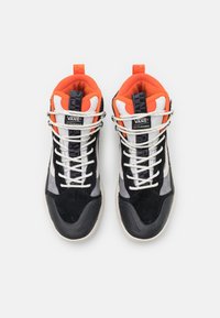 Černé a šedé vysoké tenisky s oranžovými akcenty, z materiálů semiš a síťovina, s bílými tkaničkami a gumovou podrážkou. Mají polstrovaný límec a logo.