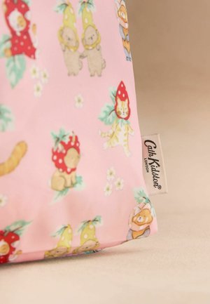 Rosa Stoff mit verspielten Tierillustrationen, die Obst-Mützen tragen, und einem sichtbaren Cath Kidston London-Label am Rand.