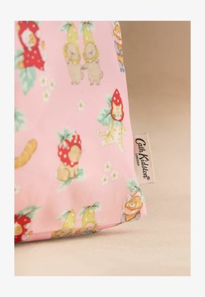 Rosa Stoff mit verspielten Tierillustrationen, die Obst-Mützen tragen, und einem sichtbaren Cath Kidston London-Label am Rand.