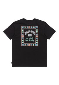 Sort bomulds T-shirt med et farverigt grafisk design på ryggen med teksten "Kun en surfer kender følelsen" og geometriske accenter.
