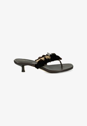Sandale noire à talon bas avec bride entre les orteils ornée de sequins ovales superposés, bout carré et logo doré « Michael Kors » sur la semelle intérieure.