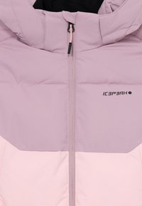 Dvojfarebná ružová vypchávkovaná bunda so stredným zipsom a vysokým golierom, s logom značky "Icepeak" na hrudi.
