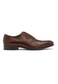 Pantofii din piele maro, cu un finisaj neted, vârf rotunjit, cinci găuri pentru șireturi și un model subtil cusut de-a lungul părților laterale și al vârfului.