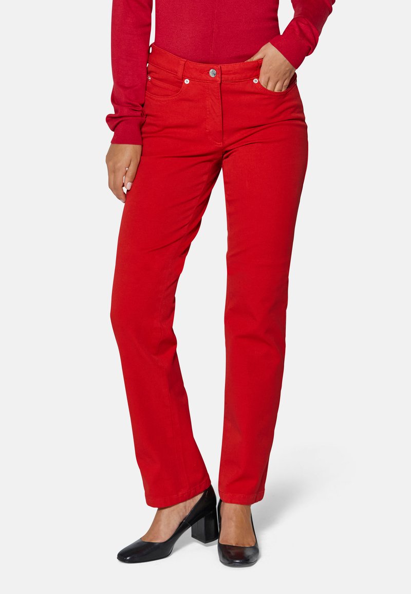 Rote Baumwollmischhose mit geradem Bein, im Fünf-Taschen-Stil und silberfarbenen Beschlägen, kombiniert mit schwarzen Blockabsatzschuhen.