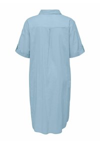 Robe chemise bleu clair, à mi-genoux, en tissu léger. Présente un col, des manches courtes retroussées et un détail de pli à l'arrière.