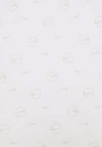 Bílá látka s jemným vzorem šedých log Nike a kruhových motivů. Textura působí hladce a jednotně.