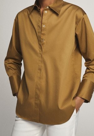 Lange mouw, geborduurd shirt in een rijke bruine kleur, gemaakt van soepele stof. Bevat een knoopsluiting aan de voorkant en heeft een relaxte pasvorm met zijzakken.