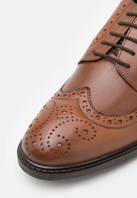 Walk London OLIVER BROGUE - Derbies & Richelieus - tan