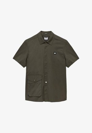 Košeľa na gombíky s krátkym rukávom v olivovo zelenej farbe, vyrobená z ľahkej tkaniny, s náprsné vreckom a brandovaným štítkom na ľavej strane.