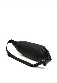 Czarna torba na ramię wykonana z gładkiego, trwałego materiału. Posiada kieszeń na zamek, regulowany pasek oraz smukły, wydłużony kształt.