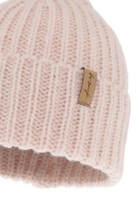 Cappellino a maglia in morbido rosa chiaro, caratterizzato da una texture a coste e una patch in pelle color cuoio con l'iscrizione "Amazing."